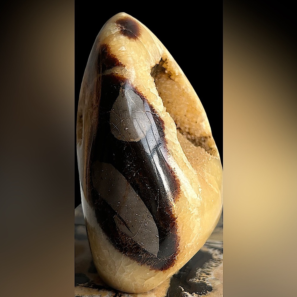 SOLD 🐉 Septarian Egg Nodule // Madagascar 🐉//UV reactive! - Picture 9 of 16